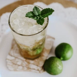 Mojito cóctel servido en Vaso Highball