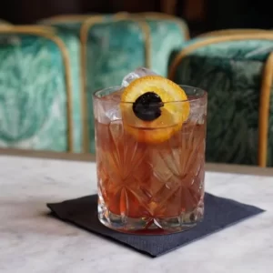 Cocktail Negroni servito in Bicchiere Old Fashioned