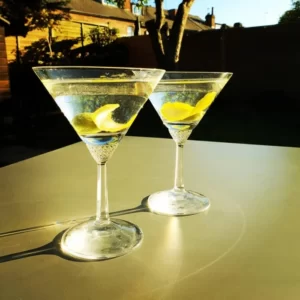 Dry Martini Cocktail serviert im Cocktailglas