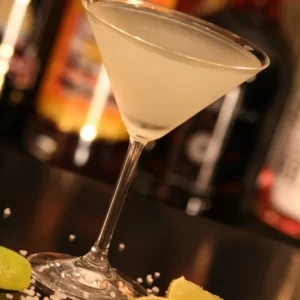 Cocktail Margarita servi dans un Verre à cocktail