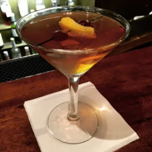 Cocktail Manhattan servi dans un Verre à cocktail