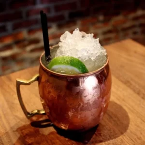 Moscow Mule Cocktail serviert im Kupferbecher