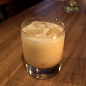 Cocktail Brandy Alexander servi dans un Verre à whisky