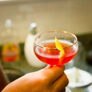Cocktail Allegheny servi dans un Verre à cocktail