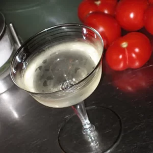 Cocktail Allies Cocktail servi dans un Verre à cocktail