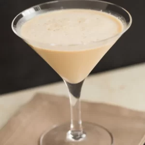 Cocktail Amaretto And Cream servito in Bicchiere da cocktail