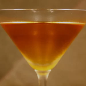 Cocktail Amaretto Stinger servi dans un Verre à cocktail