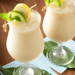 Cocktail Banana Daiquiri servito in Flute da champagne