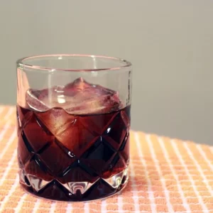 Black Russian Cocktail serviert im Old-Fashioned-Glas