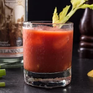 Bloody Maria cóctel servido en Vaso Old Fashioned