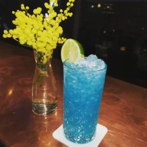 Cocktail Blue Lagoon servito in Bicchiere Highball