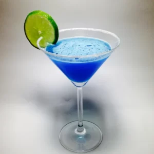 Cocktail Blue Margarita servi dans un Verre à cocktail