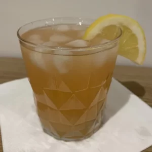 Blue Mountain Cocktail serviert im Old-Fashioned-Glas