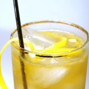 Cocktail Bourbon Sling servito in Bicchiere Highball