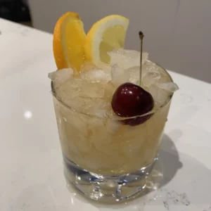 Cocktail Brandy Cobbler servito in Bicchiere Old Fashioned