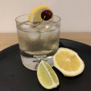 Cocktail Brandy Sour servito in Bicchiere Whiskey Sour