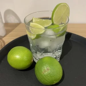 Caipirinha cóctel servido en Vaso Old Fashioned
