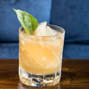 Cocktail Casino Royale servi dans un Verre Whiskey Sour