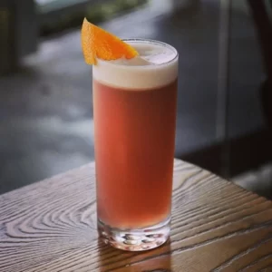 Cocktail Chicago Fizz servi dans un Verre Highball