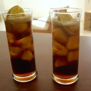 Cuba Libre cóctel servido en Vaso Highball