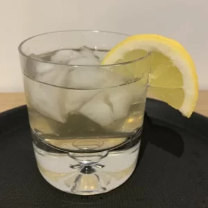 Flying Dutchman Cocktail serviert im Old-Fashioned-Glas