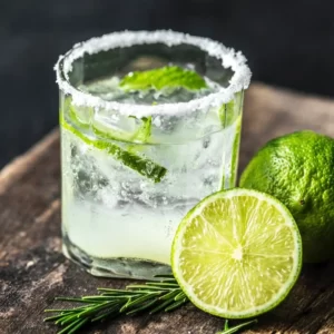 Cocktail Gin And Tonic servito in Bicchiere Highball