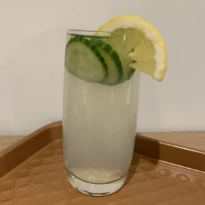Cocktail Gin Cooler servi dans un Verre Collins