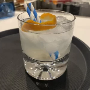 Cocktail Gin Sling servito in Bicchiere Old Fashioned