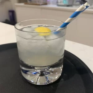 Cocktail Gin Toddy servito in Bicchiere Old Fashioned