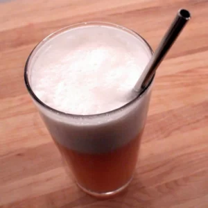 Japanese Fizz Cocktail serviert im Highball-Glas