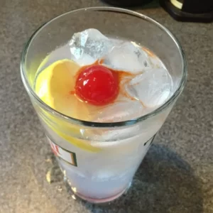 John Collins Cocktail serviert im Collins-Glas