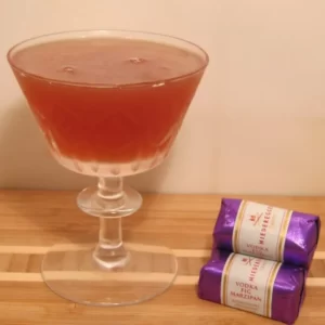 Cocktail Port And Starboard servito in Bicchiere Pousse Café