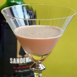 Cocktail Port Wine Flip servito in Bicchiere Whiskey Sour