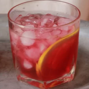 Cocktail Queen Charlotte servito in Bicchiere Collins
