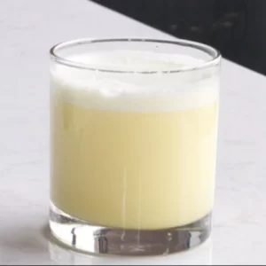 Cocktail Royal Fizz servito in Bicchiere Collins