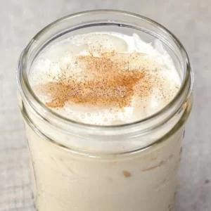Cocktail Rum Milk Punch servi dans un Verre Collins