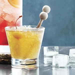 Cocktail Rum Sour servito in Bicchiere Whiskey Sour