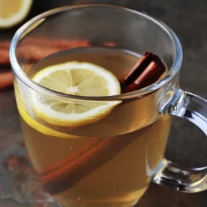 Cocktail Rum Toddy servito in Bicchiere Old Fashioned