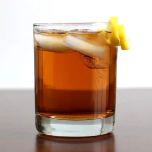 Cocktail Rusty Nail servi dans un Verre Old Fashioned