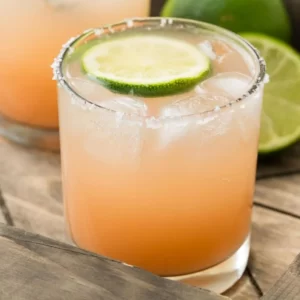 Cocktail Salty Dog servi dans un Verre Highball