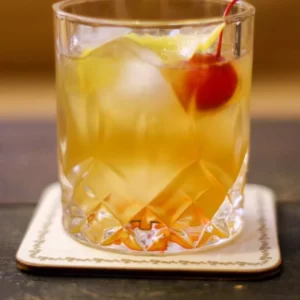 Cocktail Scotch Sour servi dans un Verre Whiskey Sour