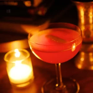 Cocktail Shanghai Cocktail servi dans un Verre à cocktail