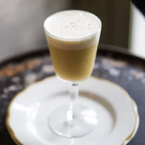 Cocktail Sherry Flip servi dans un Verre Nick and Nora