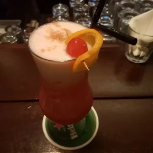 Cocktail Singapore Sling servito in Bicchiere Hurricane