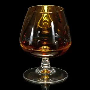 Sol Y Sombra Cocktail serviert im Schwenker