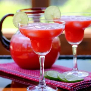 Strawberry Margarita Cocktail serviert im Cocktailglas
