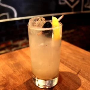 Tom Collins Cocktail serviert im Collins-Glas