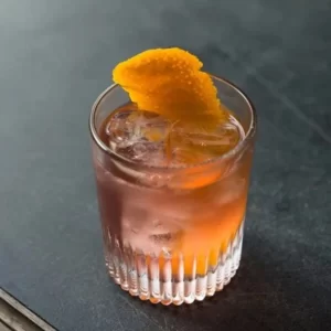 Turf Cocktail Cocktail serviert im Cocktailglas