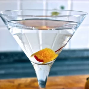 Cocktail Tuxedo Cocktail servito in Bicchiere da cocktail