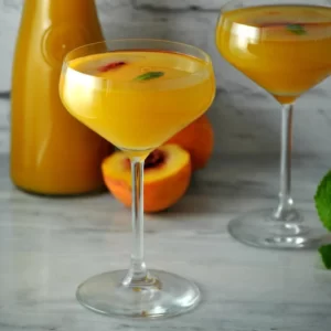 Cocktail Valencia Cocktail servi dans un Verre à cocktail